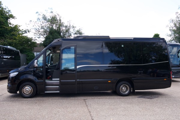 Bucks Travel Expands Luxury Minibus Hire London Services Across the UK