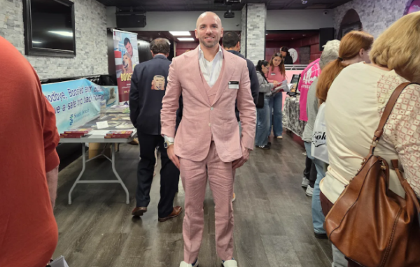 OnlineBookClub.org Creator Scott Hughes Teams with Humacao Restaurant to Host Holiday Family Event in East Hartford, Connecticut